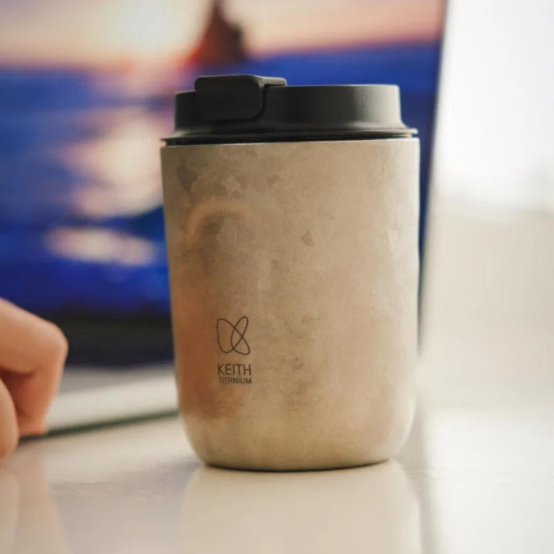 Isolert kaffekrus i titan med lokk – bilde 3